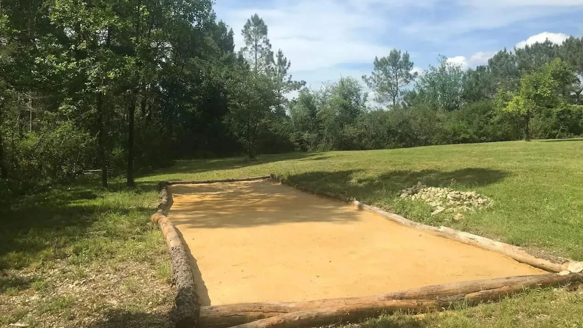 Dom wakacyjny Maison Charmante A Les Junies Avec Vue Sur Jardin